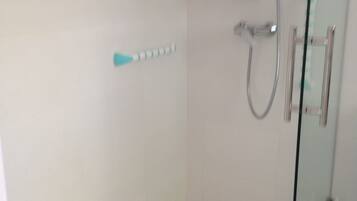 Dusche, Haartrockner, Toilettenpapier