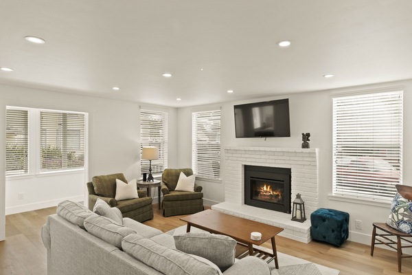 Smart TV, fireplace, stereo