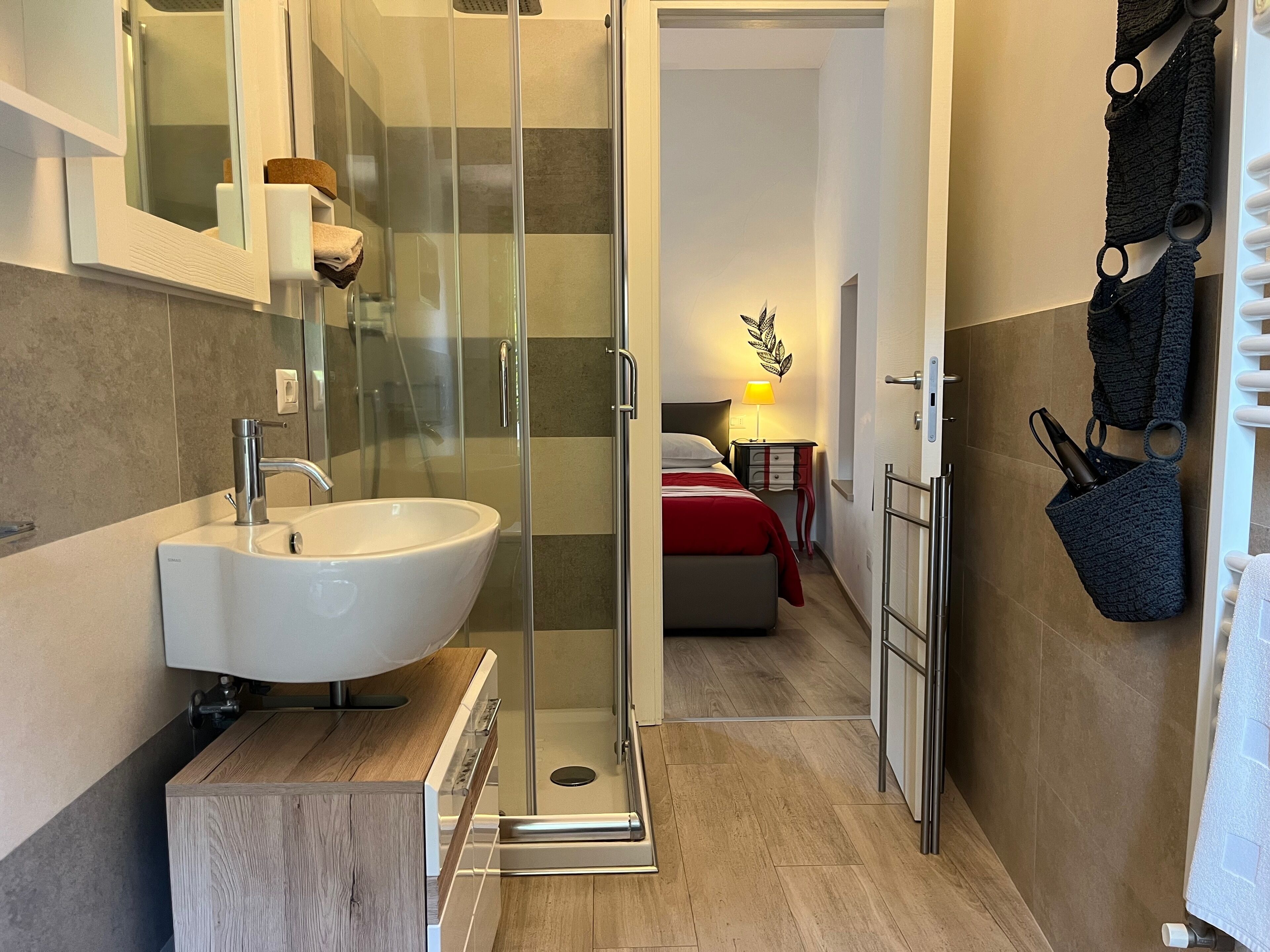 Doccia, asciugacapelli, bidet, asciugamani