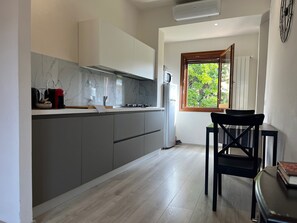 Frigorifero, microonde, lavastoviglie, macchina per tè/caffè