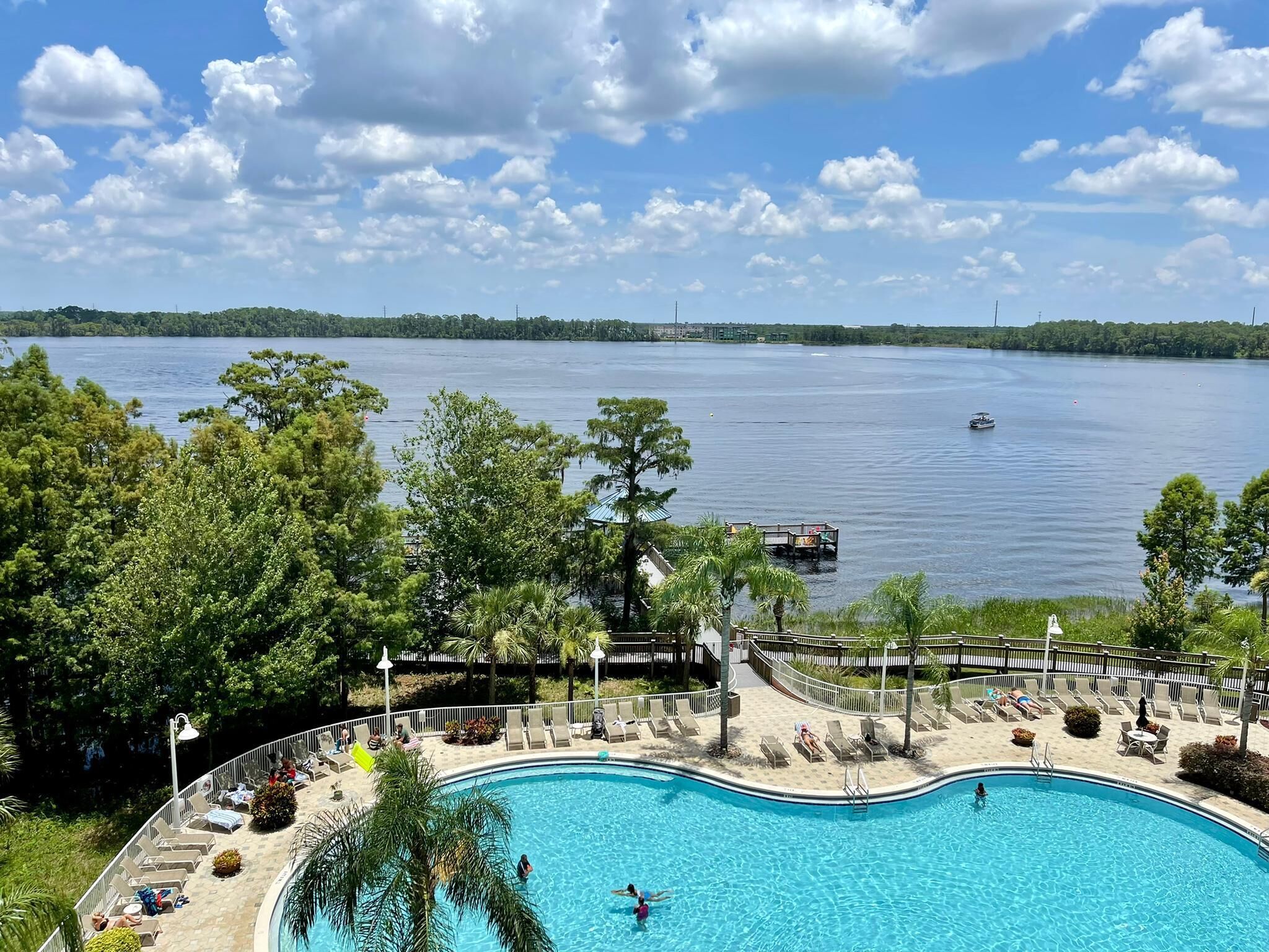 Utendørsbasseng og et oppvarmet basseng