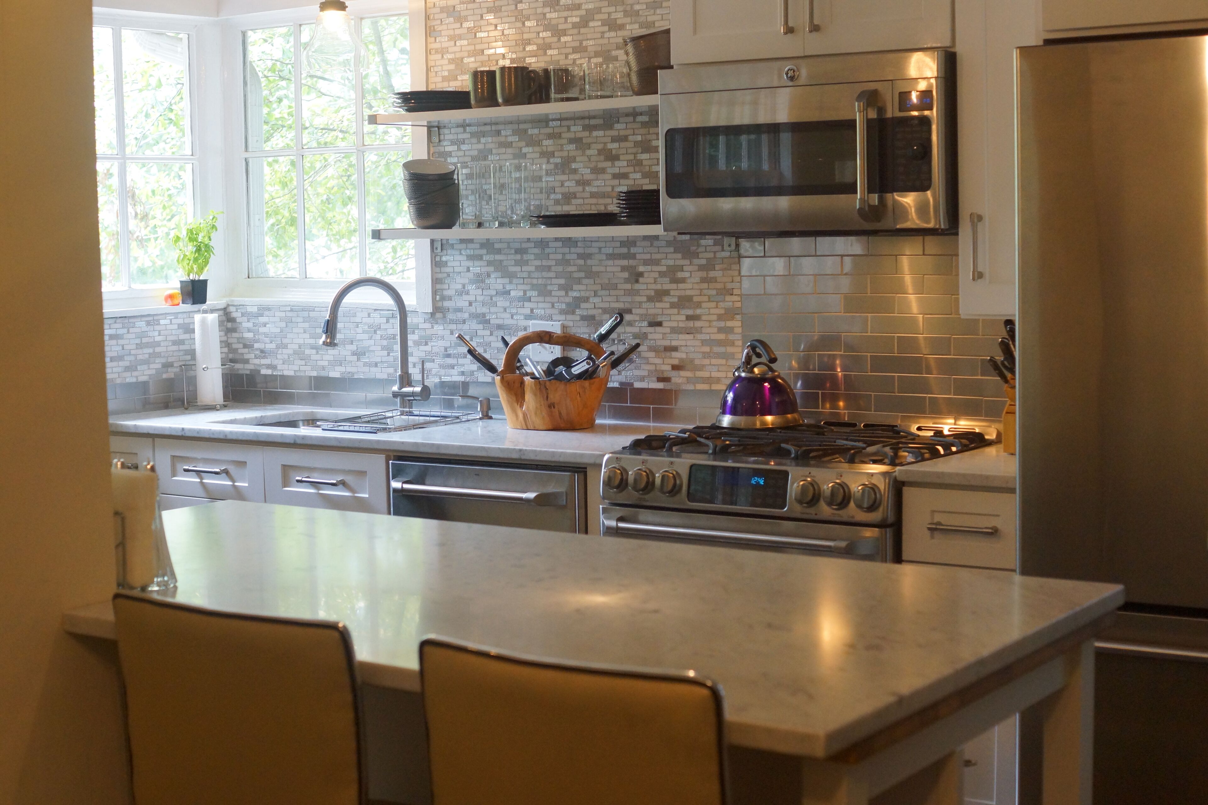 Microwave, oven, dishwasher, coffee/tea maker