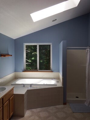 Badewanne und Dusche (separat), kostenlose Toilettenartikel