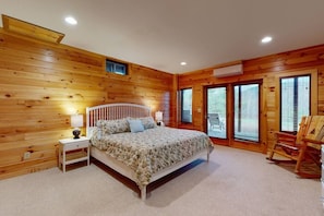 6 bedrooms, desk, iron/ironing board, free WiFi