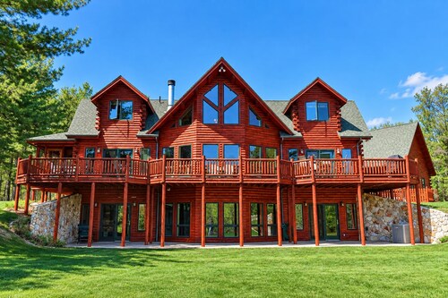Grand Meadows Lodge, Luxury Log Home, Views, Hot Tub, Sauna, EV Charger, 3D Tour