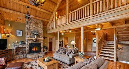 Grand Meadows Lodge, Luxury Log Home, Views, Hot Tub, Sauna, EV Charger, 3D Tour
