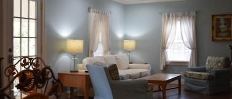 智能電視、壁爐、DVD 播放機、書籍