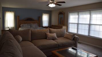 2 makuuhuonetta, silitysrauta/-lauta, ilmainen Wi-Fi, vuodevaatteet