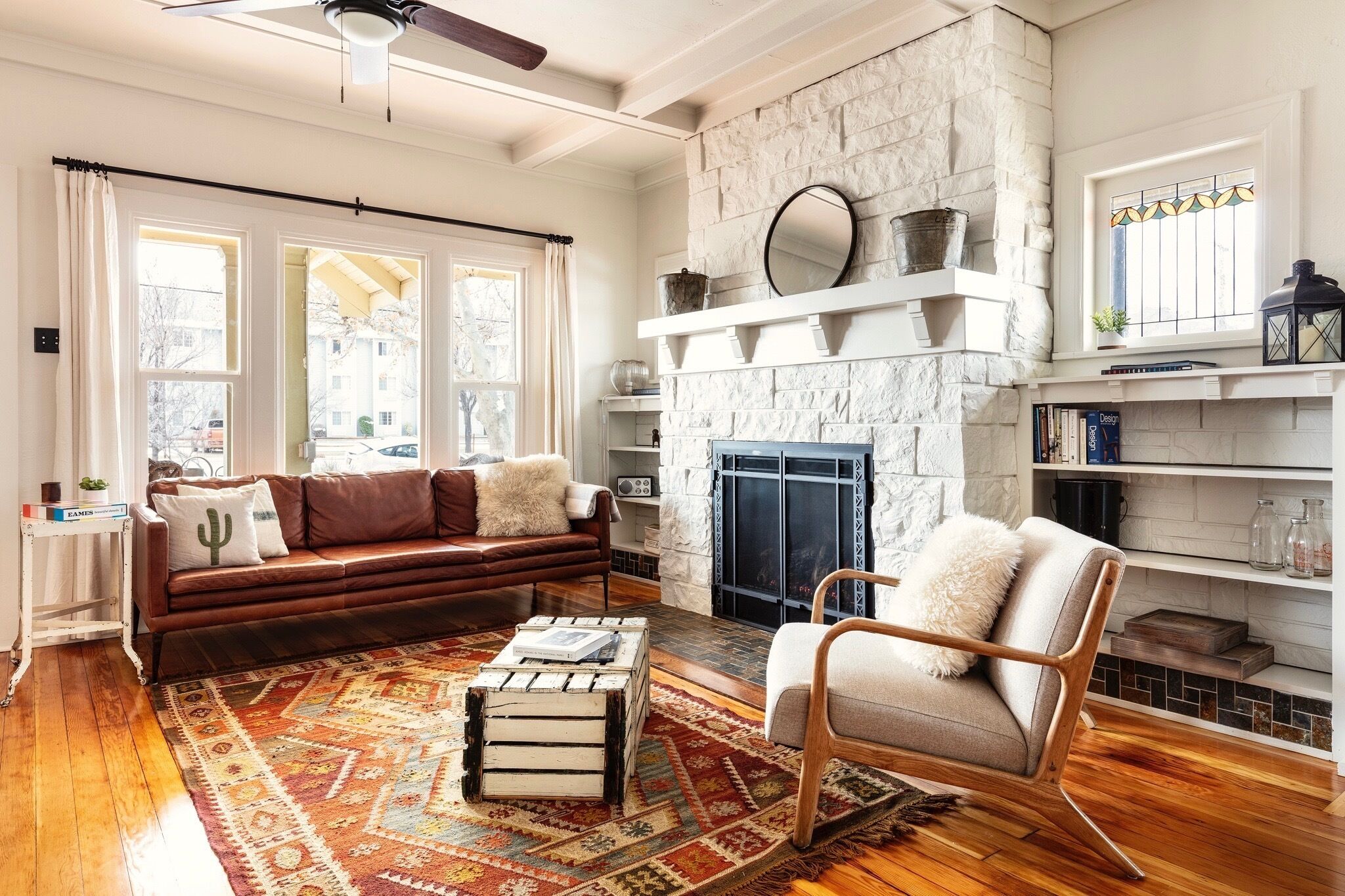 电视、壁炉、书