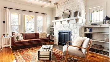 电视、壁炉、书