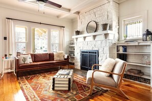 Televisio, takka, kirjoja