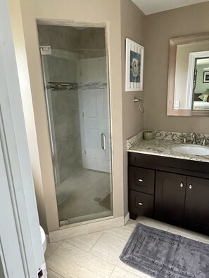 Combined shower/tub, towels, soap, shampoo
