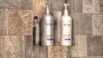 Douche, sèche-cheveux, serviettes fournies, savon