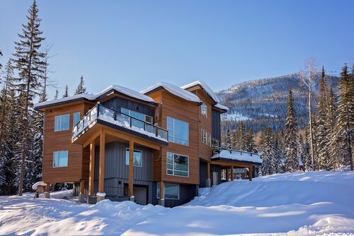 Unparalleled Modern Luxury with Panoramic Mountain Views 4Br/3.5Ba