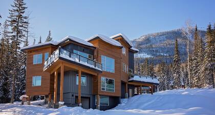 Unparalleled Modern Luxury with Panoramic Mountain Views 4Br/3.5Ba