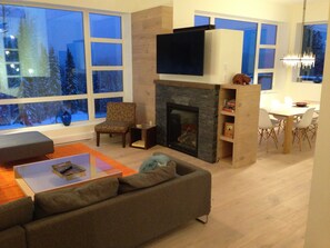 Interior - Unparalleled Modern Luxury with Panoramic Mountain Views 4Br/3.5Ba (Golden)