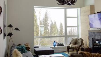 Smart-tv, een open haard, videospelletjes en een dvd-speler