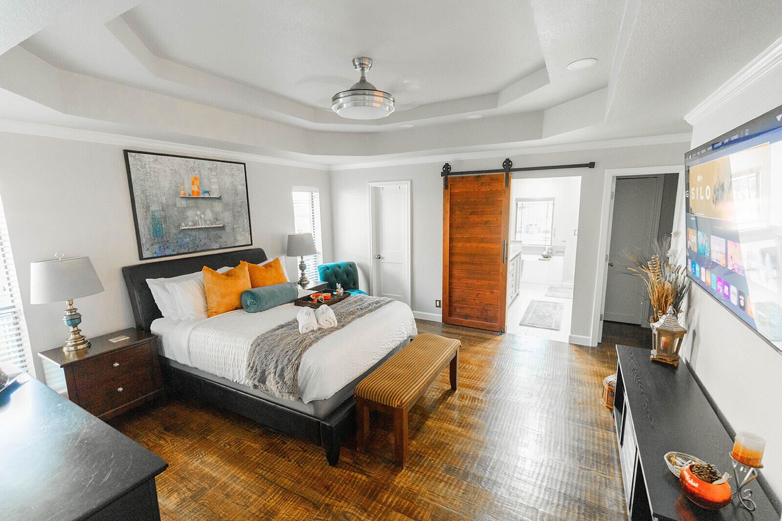 3 makuuhuonetta, työpöytä, silitysrauta/-lauta, vauvan matkasänky