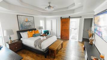 3 makuuhuonetta, työpöytä, silitysrauta/-lauta, vauvan matkasänky