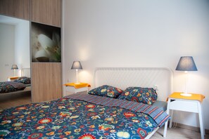 1 dormitorio, caja fuerte, escritorio y tabla de planchar con plancha