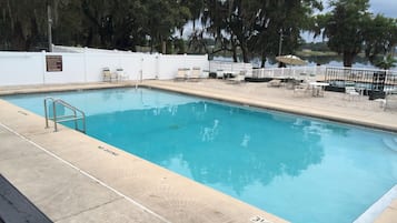 Piscina a l'aire lliure i piscina climatitzada