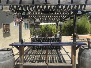 Outdoor dining - Sonoma Retreat w/ Pool, Spa & Spacious Yard – Near Wineries & Sonoma Plaza (Sonoma)