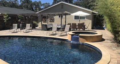 Pool, Spa, Huge Backyard, 3 Miles from Sonoma Square and 1 mile from Wineries