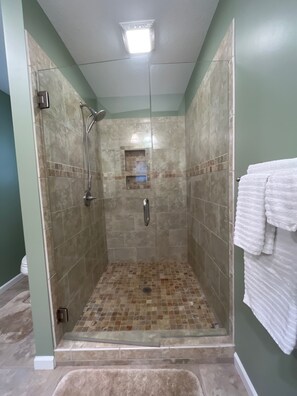 Ensemble douche/baignoire, serviettes fournies, papier toilette