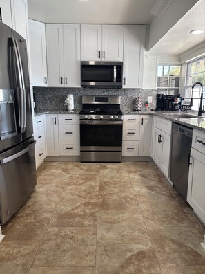 Geladeira, micro-ondas, fogão, cooktop