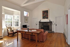 Smart TV, fireplace, books - HUGE KITCHEN 4 Private Acres, 7 Min to Town, WiFi, AC, Fireplace (Woodstock)