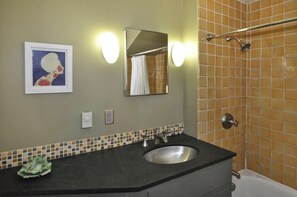 Combined shower/bathtub, hair dryer, towels, soap - HUGE KITCHEN 4 Private Acres, 7 Min to Town, AC, Fireplace - Opt. Studio addl. (Woodstock)