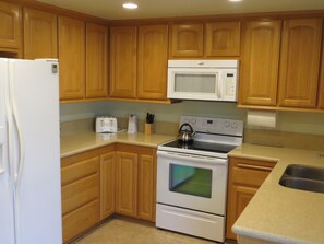 Jääkaappi, mikroaaltouuni, uuni, liesi