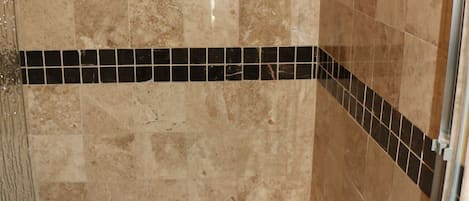 シャワー付き浴槽、タオル、石鹸、トイレットペーパー