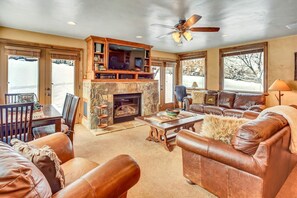 Smart TV, lareira, aparelho de som