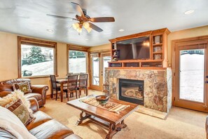 Smart-TV, Kamin, Stereoanlage