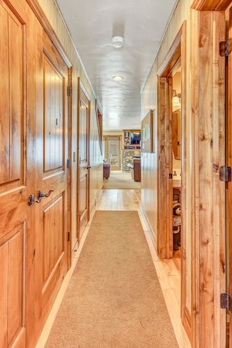 Rare 4 Bedroom-2 Min walk to ski-Hot Tub & Pool