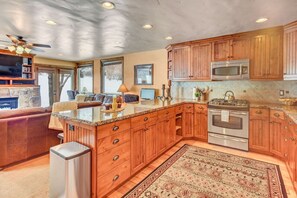 Geladeira, micro-ondas, fogão, cooktop