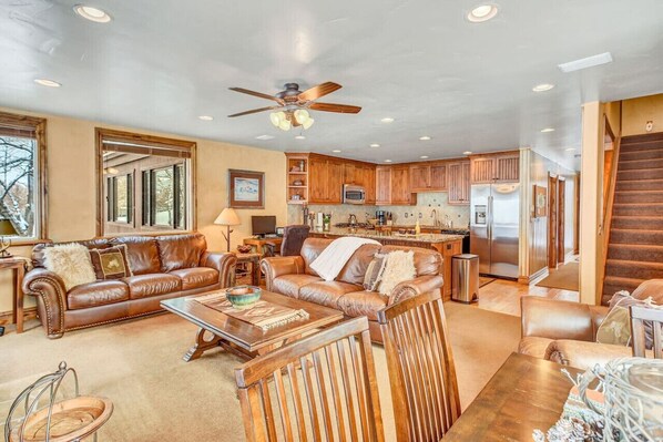 Smart TV, fireplace, stereo