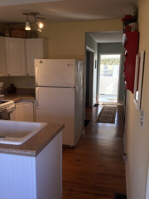 Fridge, microwave, oven, stovetop - The Rock House - 1 bdrm, 1 bath Salem Missouri Vacation Rental (Salem)