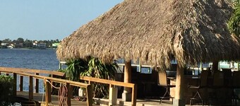 Rare! Adorable Cottage on Snead Island, Fish Dock,Tiki & Bch 250 ft. away. Pets