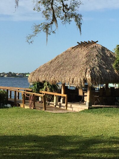 ¡Muy raro! Adorable cabaña en la isla de Snead, muelle y playa de 250 pies.