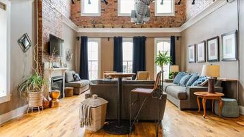 Älytelevisio, DVD-soitin, pöytäjalkapallopöytä, kirjoja