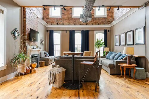 Quaint Downtown, Walk to Dinner & Shops, Rooftop, Great for Groups, 10+ Beds