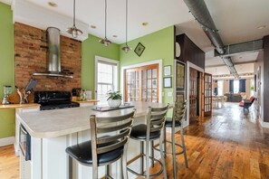 冷蔵庫、電子レンジ、オーブン、コンロ