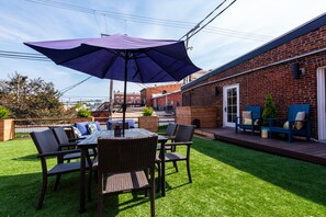 Outdoor dining - Quaint Downtown, Walk to Dinner & Shops, Rooftop, Great for Groups, 10+ Beds (New Albany)