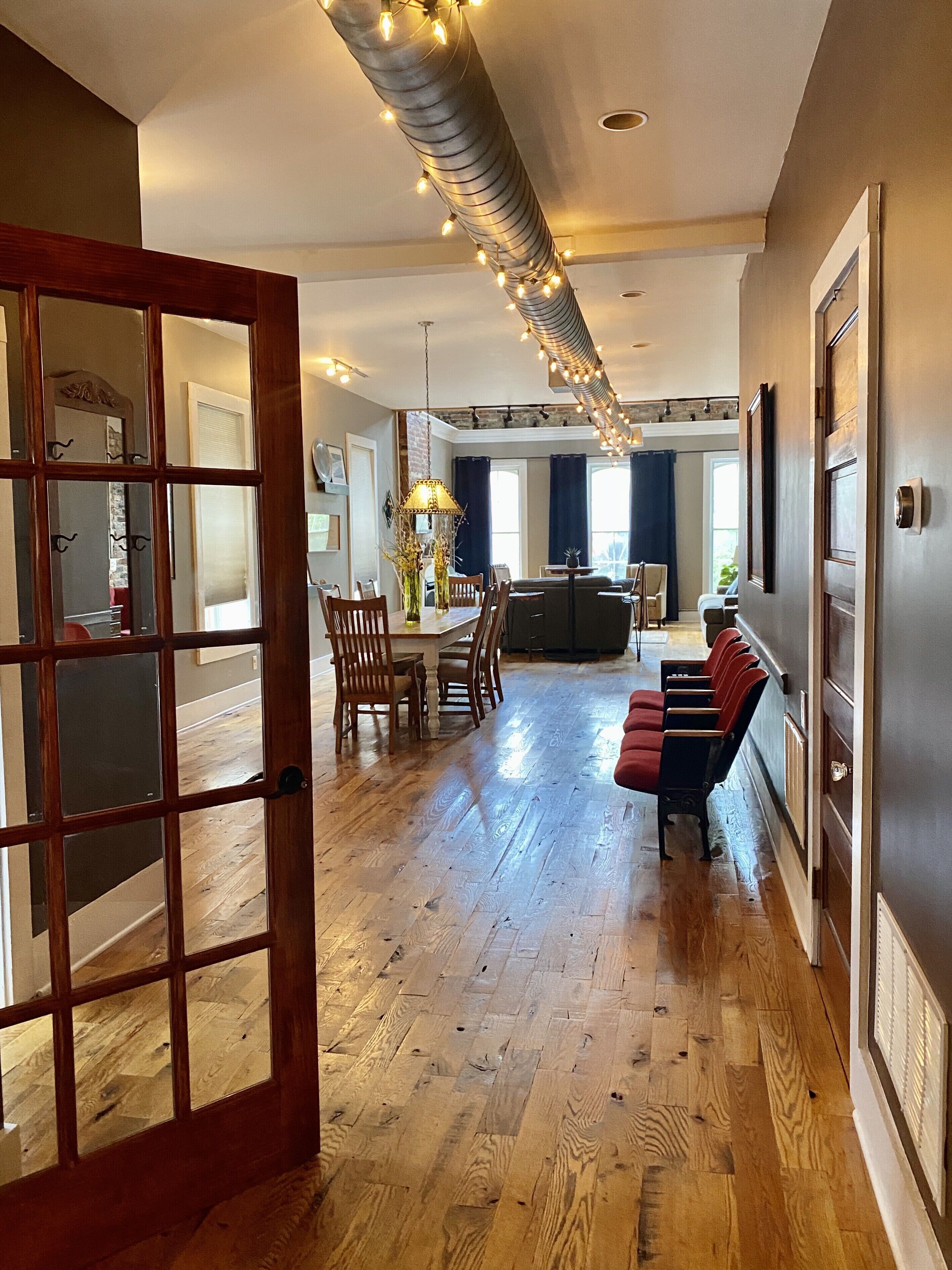 Historic Downtown, Walk to Dinner and Shops, Rooftop Patio, Great for Big Groups