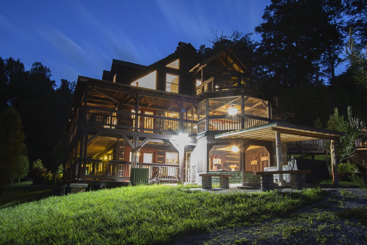 Christmas decor, ez access, no curves, arcade, huge yard , Families love Us !