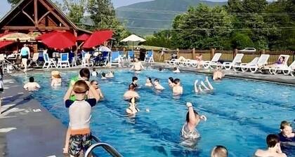 Christmas decor, ez access, no curves, arcade, huge yard , Families love Us !