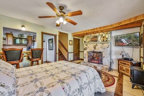 5 bedrooms, iron/ironing board, free WiFi, bed sheets - Huge  rustic home, pool, yard , pets, great for large families with kids  (Sevierville)