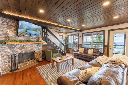 Mountain High Cabin with hot tub, fire pit, & indoor pool!